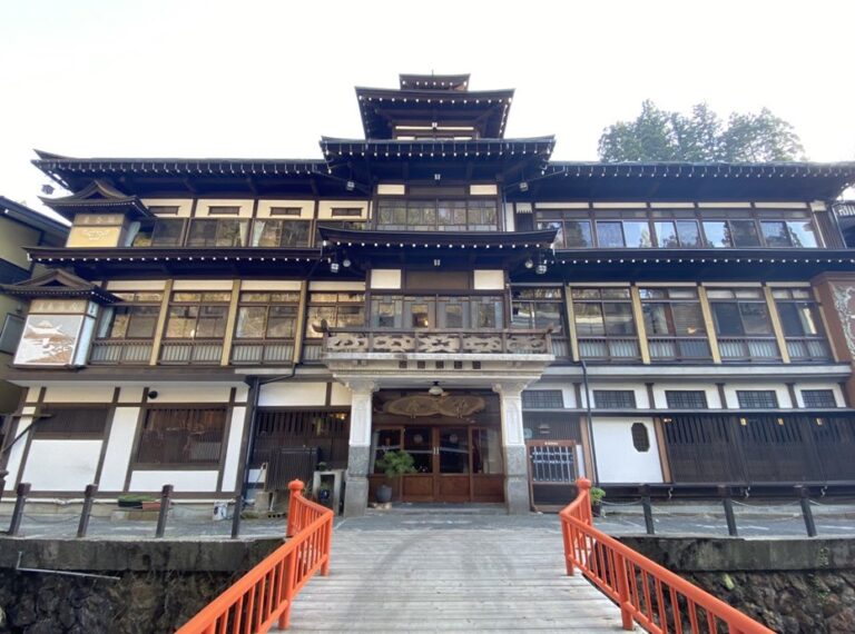 能登屋旅館(銀山温泉/山形県）～大正時代の街並み、銀採掘から温泉湯治へ